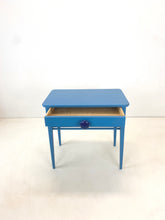 Afbeelding in Gallery-weergave laden, Geüpcycled Vintage Nachtkastje