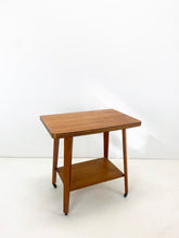 Afbeelding in Gallery-weergave laden, Teak bijzettafel op wielen