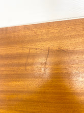 Afbeelding in Gallery-weergave laden, Teak bijzettafel op wielen