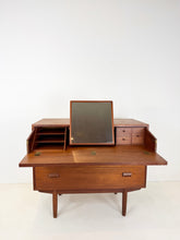 Afbeelding in Gallery-weergave laden, Kaptafel ontworpen door Børge Mogensen voor Søborg Møbelfabrik (1950s)