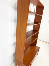 Afbeelding in Gallery-weergave laden, Teak Boekenkast uit Zweden