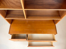 Afbeelding in Gallery-weergave laden, Laag Teak Boekenkast