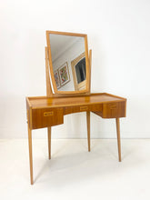 Afbeelding in Gallery-weergave laden, Teak Kaptafel uit Zweden
