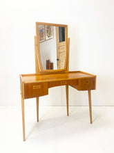 Afbeelding in Gallery-weergave laden, Teak Kaptafel uit Zweden
