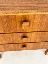 Afbeelding in Gallery-weergave laden, Vintage ladekast uit Scandinavië