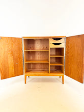 Afbeelding in Gallery-weergave laden, Vintage Linnenkast