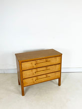 Afbeelding in Gallery-weergave laden, Kleine Berkenhout Ladekast uit Zweden.