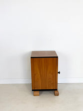 Afbeelding in Gallery-weergave laden, Art Deco Nachtkastjes (set van 2)