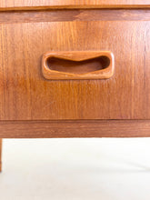 Afbeelding in Gallery-weergave laden, Vintage Teak Ladekast