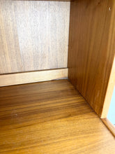 Afbeelding in Gallery-weergave laden, Smalle Teak Wandkast