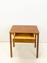 Afbeelding in Gallery-weergave laden, Teak Nachtkastje / Bijzettafel