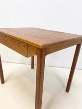 Afbeelding in Gallery-weergave laden, Teak Nachtkastje / Bijzettafel