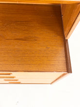 Afbeelding in Gallery-weergave laden, Smalle Teak Boekenkast / Wandkast