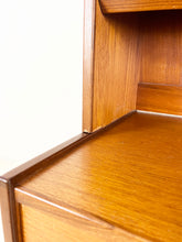 Afbeelding in Gallery-weergave laden, Smalle Teak Boekenkast / Wandkast