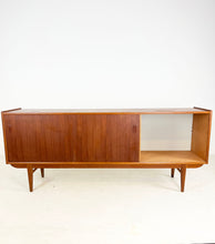 Afbeelding in Gallery-weergave laden, Scandinavische Teak Sideboard / Dressoir