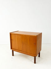 Afbeelding in Gallery-weergave laden, Zweeds Teak Kastje