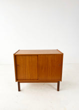 Afbeelding in Gallery-weergave laden, Zweeds Teak Kastje