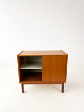 Afbeelding in Gallery-weergave laden, Zweeds Teak Kastje