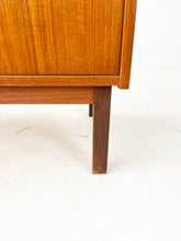 Afbeelding in Gallery-weergave laden, Zweeds Teak Kastje