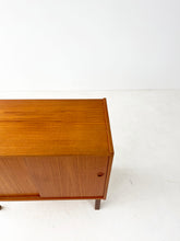 Afbeelding in Gallery-weergave laden, Zweeds Teak Kastje