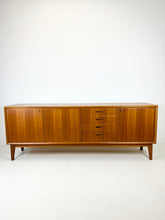 Afbeelding in Gallery-weergave laden, Brede Teak Dressoir / Sideboard uit Zweden, Möbelfabriken Linden