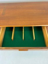 Afbeelding in Gallery-weergave laden, Brede Teak Dressoir / Sideboard uit Zweden, Möbelfabriken Linden