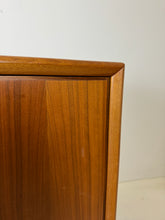 Afbeelding in Gallery-weergave laden, Brede Teak Dressoir / Sideboard uit Zweden, Möbelfabriken Linden