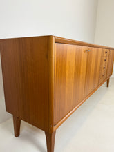 Afbeelding in Gallery-weergave laden, Brede Teak Dressoir / Sideboard uit Zweden, Möbelfabriken Linden