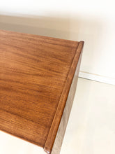 Afbeelding in Gallery-weergave laden, Teak Dressoir, ontworpen door Nils Jonsson voor Hugo Troeds