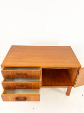 Afbeelding in Gallery-weergave laden, Lage Teak Opbergkast