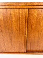 Afbeelding in Gallery-weergave laden, Vintage Wandkast uit Zweden