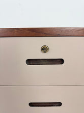 Afbeelding in Gallery-weergave laden, Opgeknapte Teak Vintage Ladekast