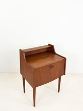 Afbeelding in Gallery-weergave laden, Vintage Teak Nachtkastje uit Denemarken