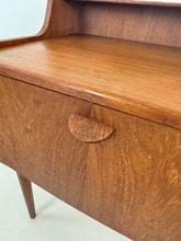 Afbeelding in Gallery-weergave laden, Vintage Teak Nachtkastje uit Denemarken