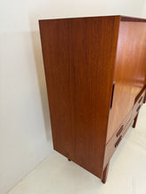 Afbeelding in Gallery-weergave laden, Deense Teak Highboard / Dressoir