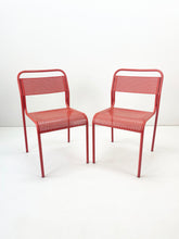 Afbeelding in Gallery-weergave laden, Rode Metalen Stoelen (Set van 2)