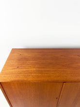 Afbeelding in Gallery-weergave laden, Teak Hoge Dressoir