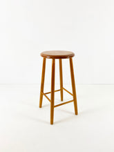 Afbeelding in Gallery-weergave laden, Houten Kruk