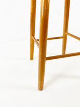 Afbeelding in Gallery-weergave laden, Houten Kruk