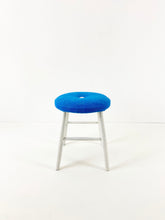Afbeelding in Gallery-weergave laden, Blauw Gestoffeerd Krukje