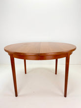 Afbeelding in Gallery-weergave laden, Ronde Vintage Teak Tafel