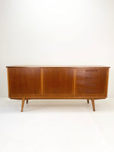 Afbeelding in Gallery-weergave laden, Teak Mid Century Dressoir uit Scandinavië
