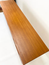 Afbeelding in Gallery-weergave laden, Teak Mid Century Dressoir uit Scandinavië