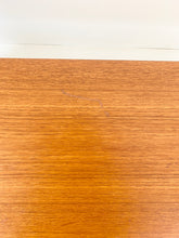 Afbeelding in Gallery-weergave laden, Teak Mid Century Dressoir uit Scandinavië