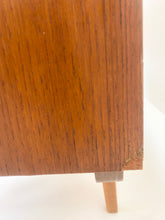 Afbeelding in Gallery-weergave laden, Teak Mid Century Dressoir uit Scandinavië
