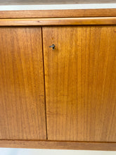 Afbeelding in Gallery-weergave laden, Zweedse Teak Wandkast / Boekenkast