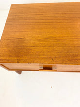 Load image into Gallery viewer, Laag Teak Kastje / TV Meubel