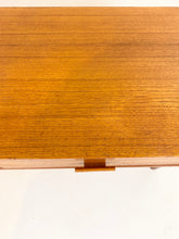 Load image into Gallery viewer, Laag Teak Kastje / TV Meubel
