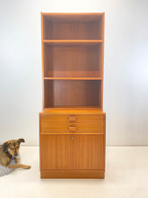 Afbeelding in Gallery-weergave laden, Smalle Teak Boekenkast / Wandkast uit Zweden