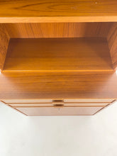 Afbeelding in Gallery-weergave laden, Smalle Teak Boekenkast / Wandkast uit Zweden